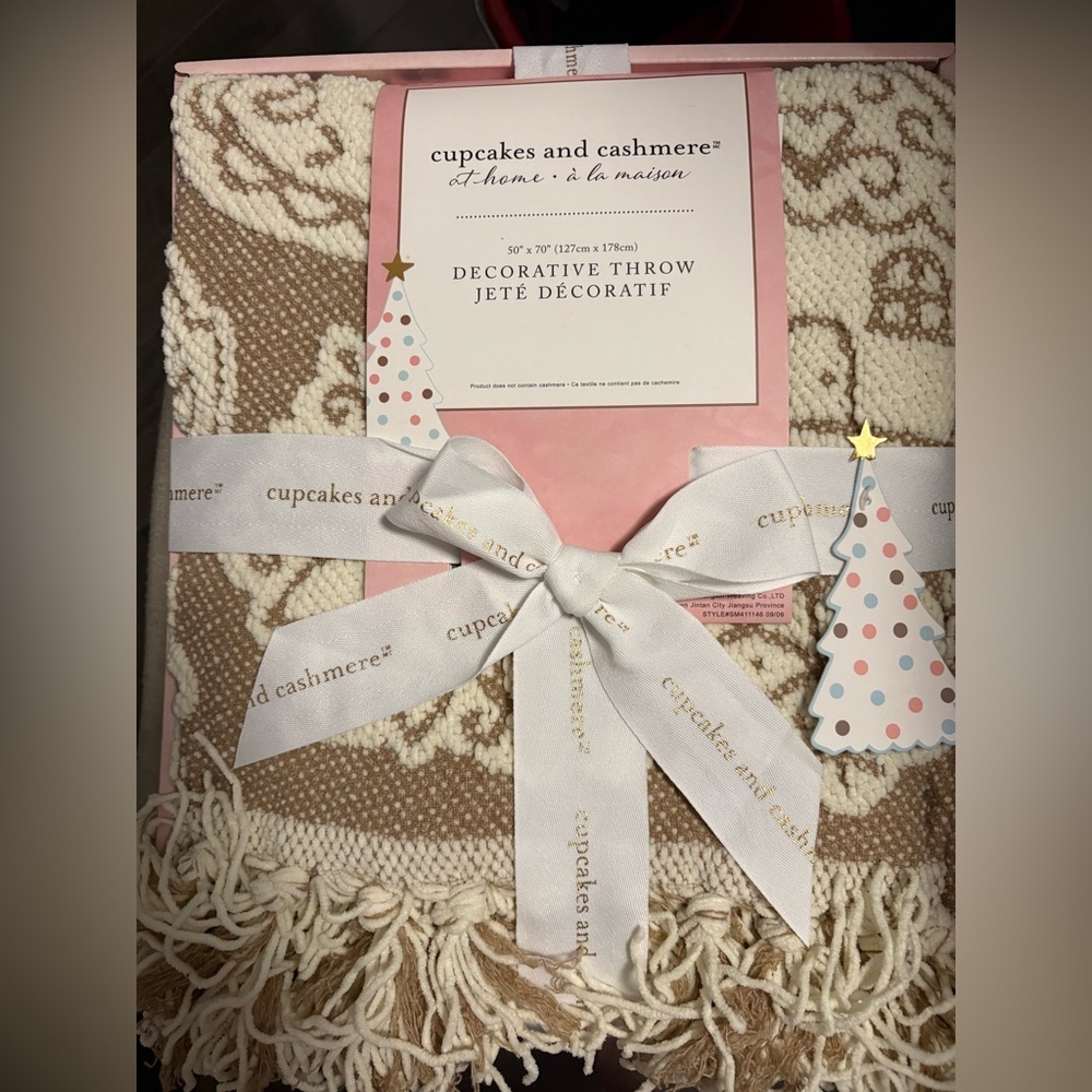cupcakes & cashmere Festive Brown and Cream Throw